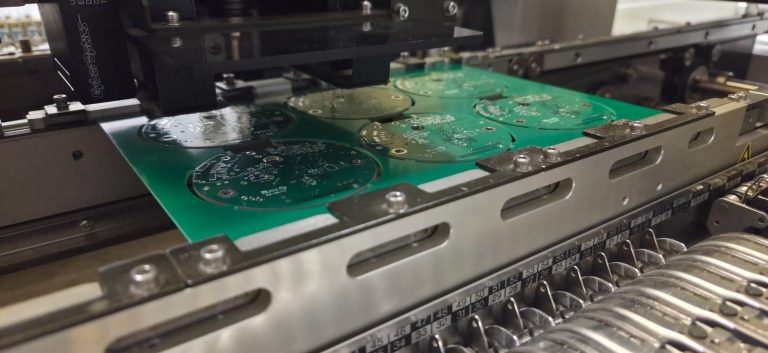 SMD‑Bestückung in unserer Fertigung SMD-Bestückung von Leiterplatten auf modernem Bestückungsautomaten