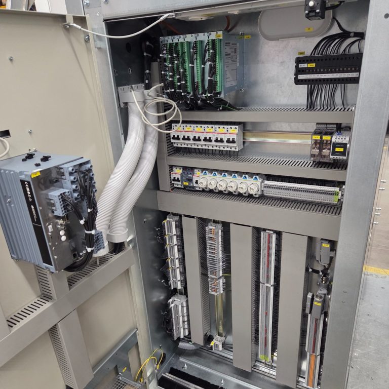 Schaltschrank-verdrahtet.jpg Schaltschrankverdrahtung und Aufbau von Klemmkästen für industrielle Anwendungen